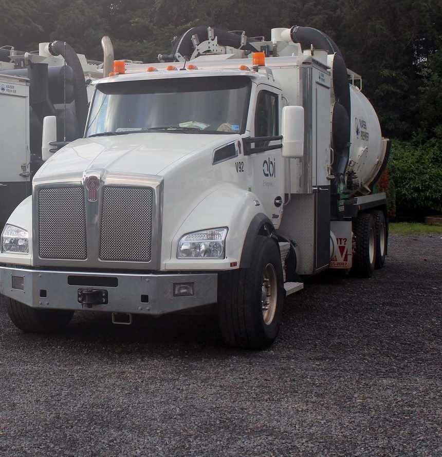 Three-quarter view of hydrovac unit V92 with the Kaiser Premier debris body behind the cab